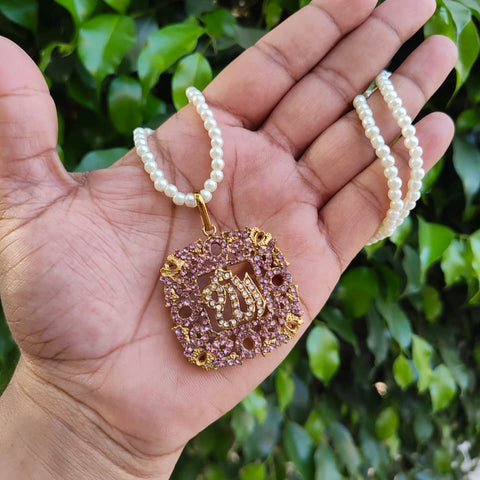 Pearl Beaded Calligraphy Pendant – Zircon-Studded Allah (اللّٰہ) Necklace in Green & Pink