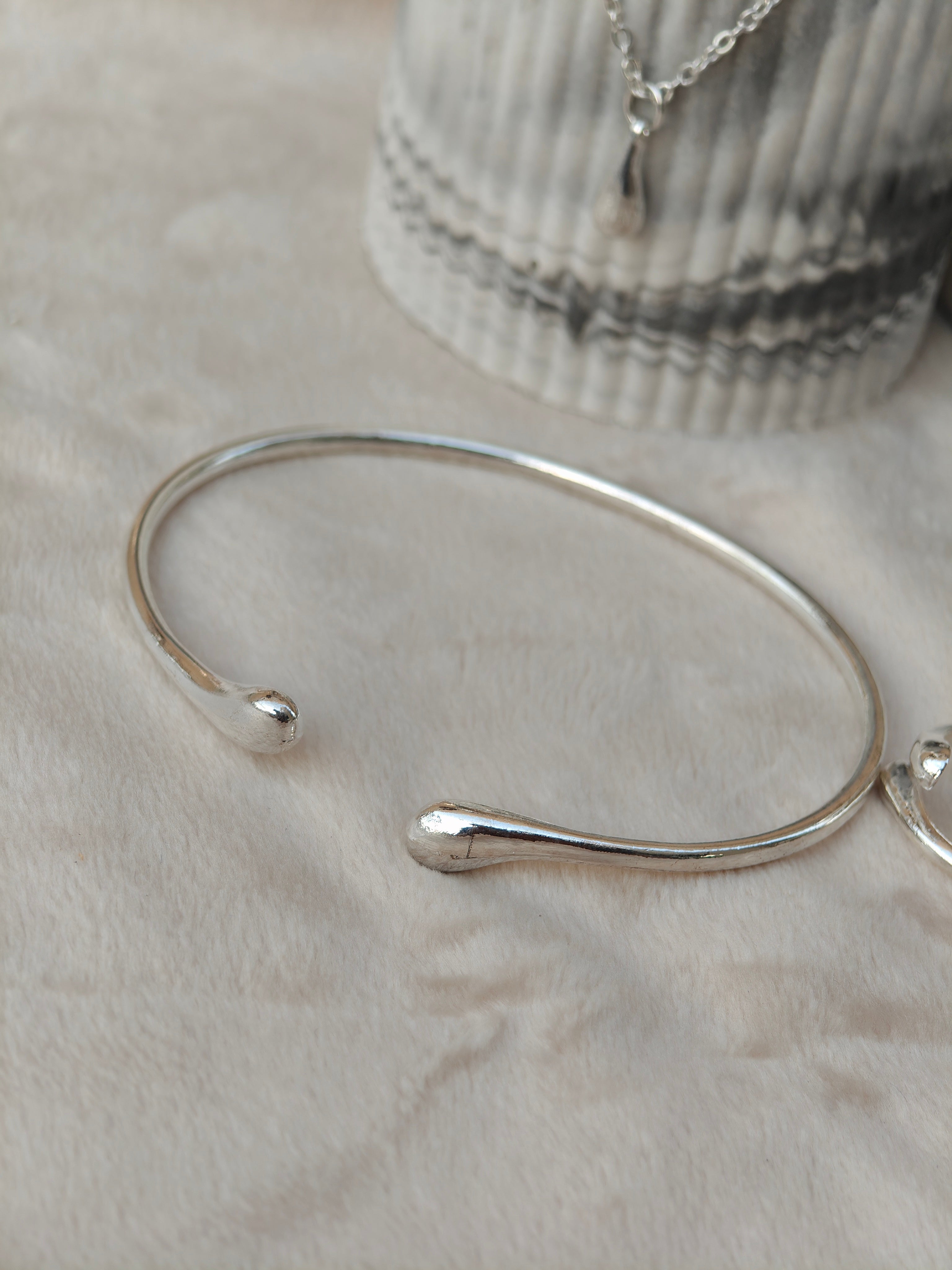 Aura Liquid Teardrop 4-Piece Silver Jewellery Set - Necklace, Bangle, Ring, and Earrings close up view