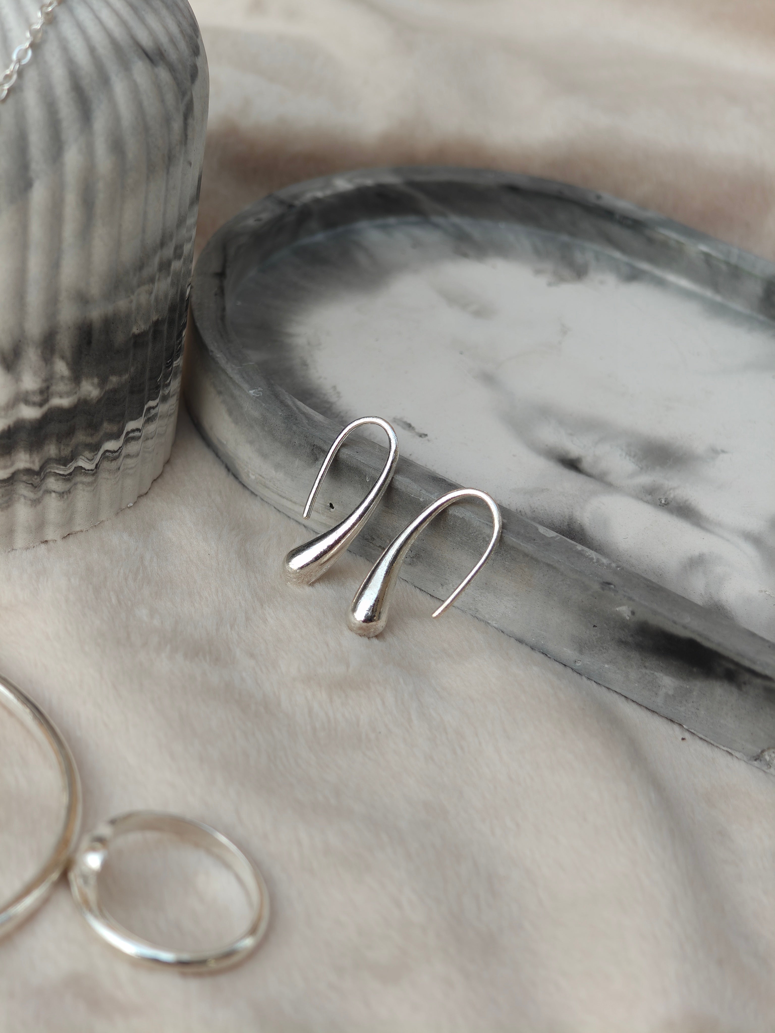 Aura Liquid Teardrop 4-Piece Silver Jewellery Set - Necklace, Bangle, Ring, and Earrings close up view