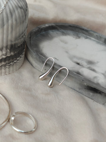 Aura Liquid Teardrop 4-Piece Silver Jewellery Set - Necklace, Bangle, Ring, and Earrings close up view