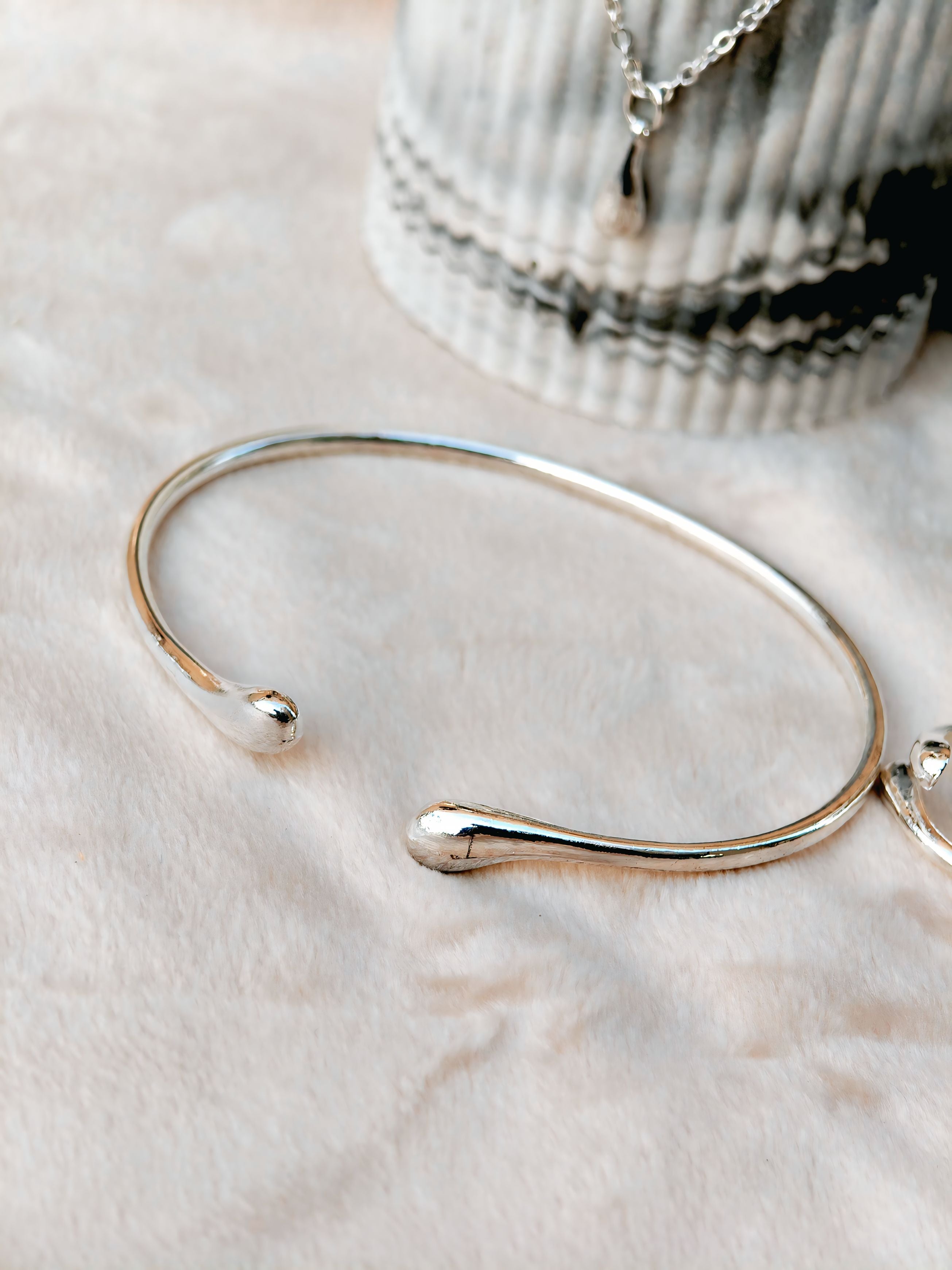 Aura Liquid Teardrop 4-Piece Silver Jewellery Set - Necklace, Bangle, Ring, and Earrings close up view