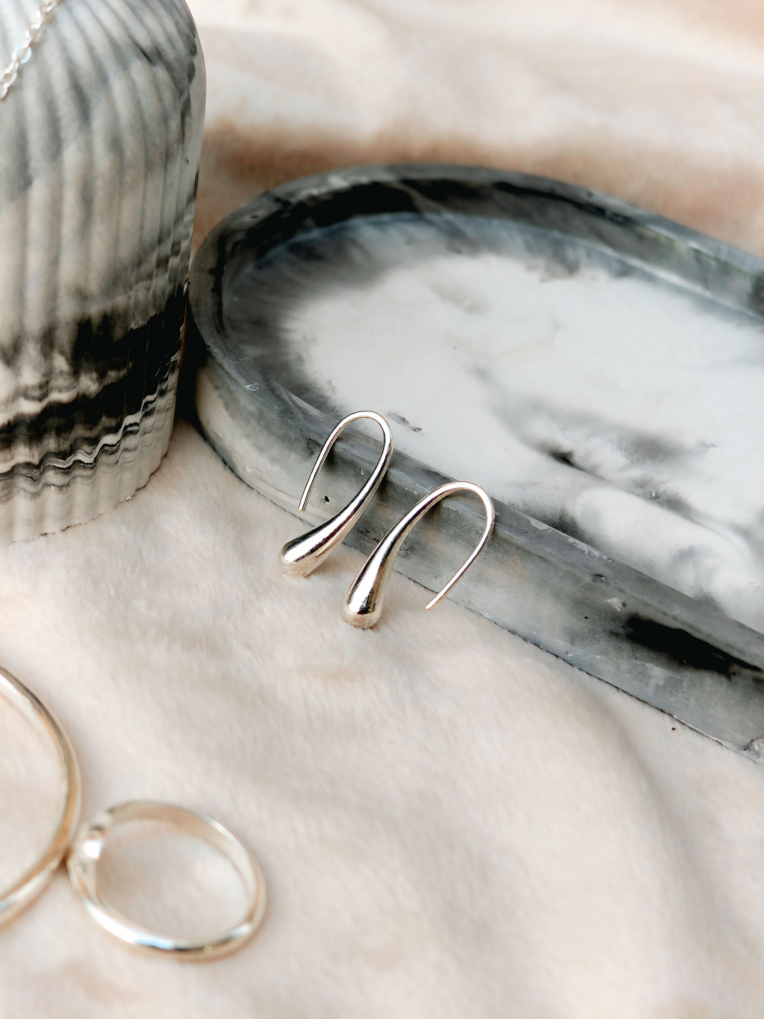 Aura Liquid Teardrop 4-Piece Silver Jewellery Set - Necklace, Bangle, Ring, and Earrings close up view