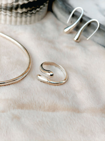 Aura Liquid Teardrop 4-Piece Silver Jewellery Set - Necklace, Bangle, Ring, and Earrings close up view